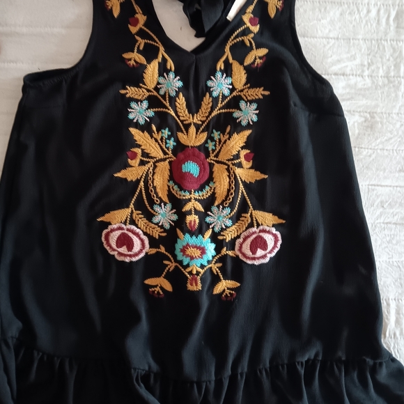 Ladies embroidered BOUTIQUE sleeveless tie back top. ladies small - Picture 1 of 3